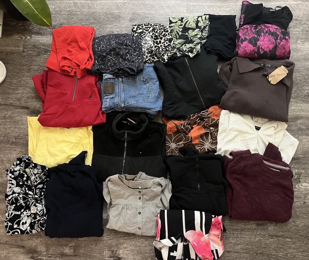 Men’s Women’s 20 Piece Clothing Lot (Nike, Banana Republic, Tommy Hilfiger)